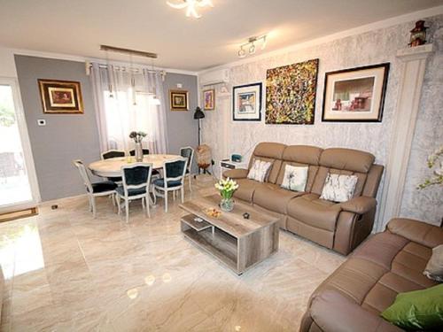 Apartment in Fažana with terrace, air conditioning, WiFi, washing machine (4957-1)