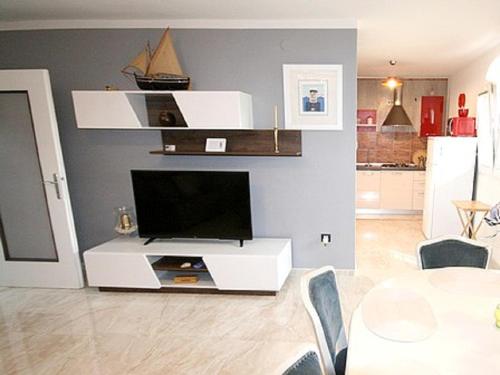 Apartment in Fažana with terrace, air conditioning, WiFi, washing machine (4957-1)