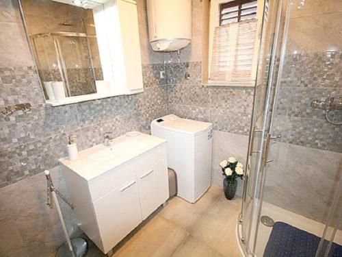 Apartment in Fažana with terrace, air conditioning, WiFi, washing machine (4957-1)
