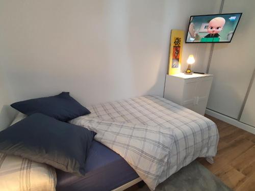a bedroom with a bed and a flat screen tv at Sunset Waves Benidorm by KalmaRent in Benidorm