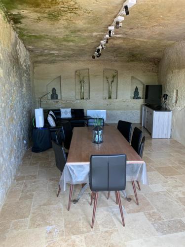 une salle à manger avec une table et un canapé dans l'établissement Au Petit Nice, à Nazelles-Négron