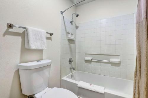 a bathroom with a toilet and a bath tub at Motel 6-Anderson, CA - Redding Airport in Anderson