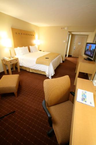Letto o letti in una camera di Holiday Inn Express Saltillo Zona Aeropuerto by IHG