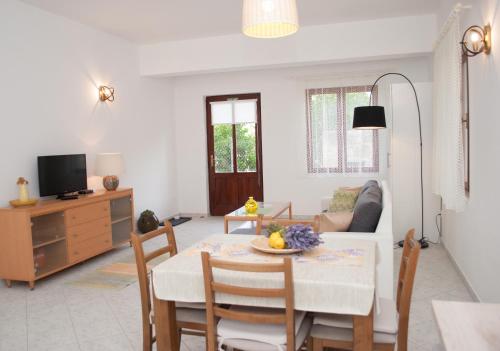 Μια τηλεόραση ή/και κέντρο ψυχαγωγίας στο Apartments Dilk