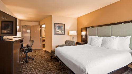 Ένα ή περισσότερα κρεβάτια σε δωμάτιο στο Best Western Plus Oceanside Palms