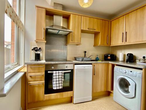 Beautiful Apartment - 5 Minute Walk to the Best Beach! - Great Location - Parking - Netflix - Fast WiFi - Smart TV - Newly decorated - sleeps up to 4! Close to Bournemouth & Poole Town Centre