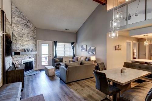 ein Wohnzimmer mit einer Couch, einem Tisch und einem Kamin in der Unterkunft Giant Steps 53 Ski in out in Brian Head