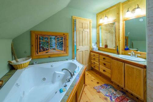 y baño con bañera grande, lavamanos y bañera. en Bristlecone Cabin, en Brian Head