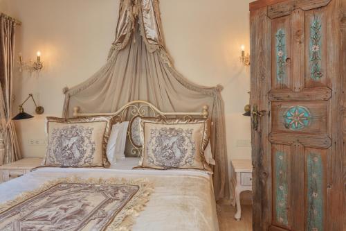 فندق لوكا الحصري - للضيوف الأكبر من 12 سنة فقط في كاس: غرفة نوم بسرير كبير مع مظلة