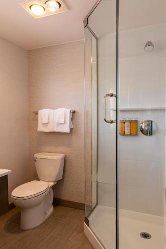 Bilik mandi di West Beach Inn, a Coast Hotel