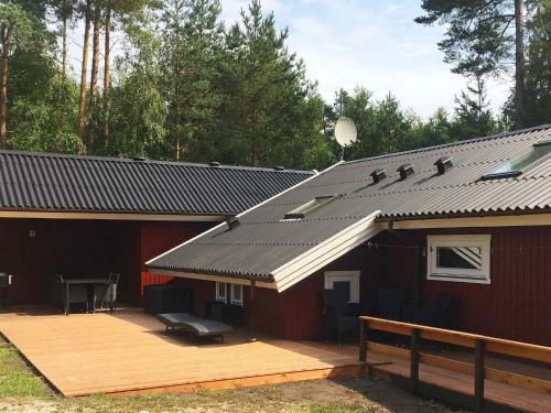 Vester Sømarkenにある8 person holiday home in Nexの木製のデッキと屋根のある家
