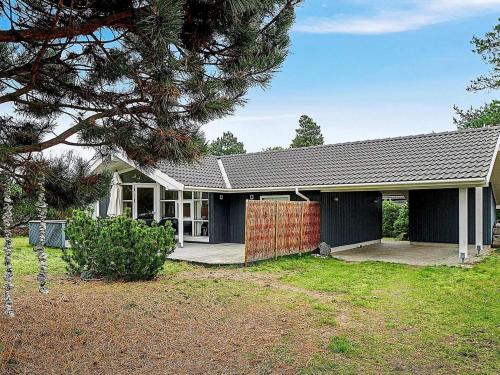 une petite maison avec une grande cour devant elle dans l'établissement 6 person holiday home in Slagelse, à Slagelse