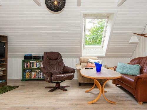 エーベルトフトにある6 person holiday home in Ebeltoftのリビングルーム(椅子2脚、テーブル付)
