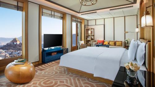 Ένα ή περισσότερα κρεβάτια σε δωμάτιο στο Hotel Indigo Diqing Moonlight City by IHG