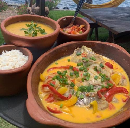 um prato de comida com uma tigela de sopa em Hotel Fazenda Monte Cristo em Piranhas