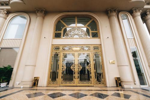 a gold door on the side of a building at Manh Quan Luxury Hotel in Yen