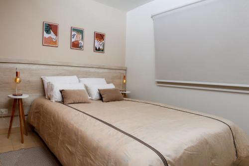 - une chambre avec un grand lit et une fenêtre dans l'établissement TAAR AIKE (Lugar de Hielo), à El Calafate