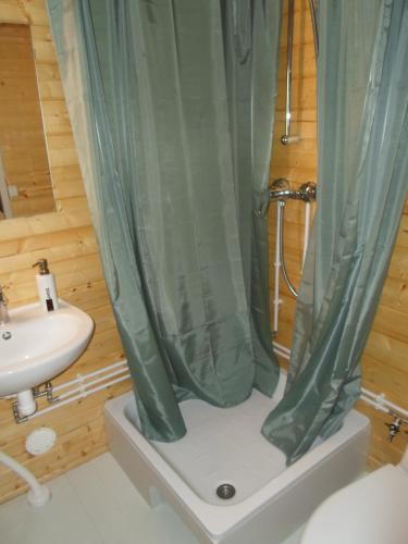 a bathroom with a shower and a sink at Tihase puhkemajake in Pärnu