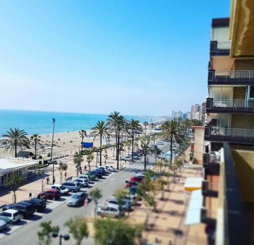 - une vue sur une rue avec des voitures garées sur la plage dans l'établissement APARTAMENTO RONDA 4 BOLICHES Primera línea de playa, à Fuengirola