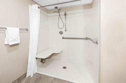 Ванная комната в Days Inn by Wyndham Plattsburgh