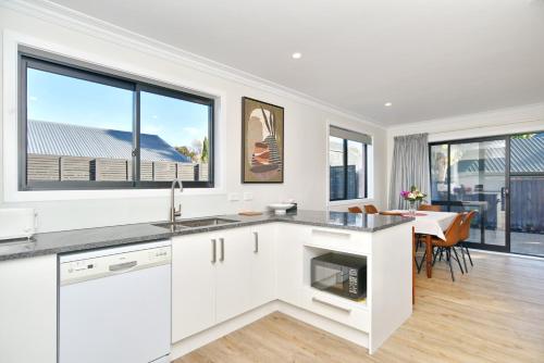 Lavandula 3 - Christchurch Holiday Homes tesisinde mutfak veya mini mutfak
