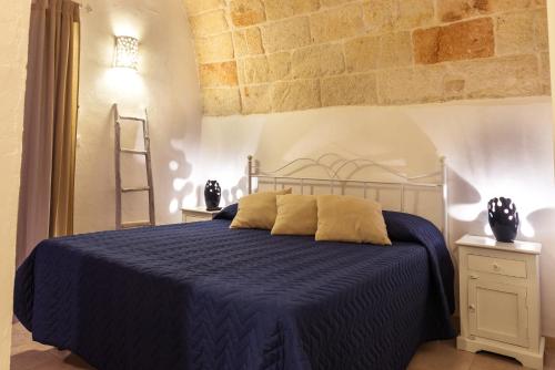 sypialnia z łóżkiem z niebieską kołdrą w obiekcie B&B Nel Blu Dipinto Di Blu w mieście Polignano a Mare