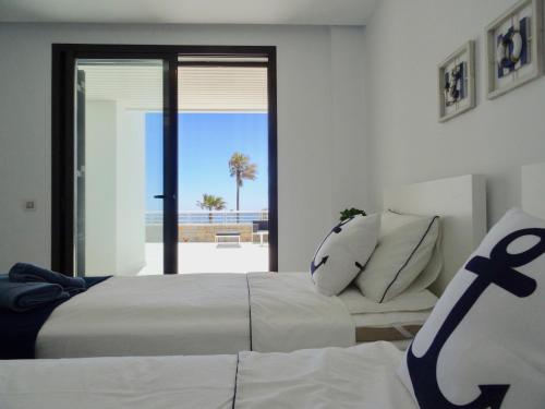 Posteľ alebo postele v izbe v ubytovaní B1 Casares del Mar - Large terrace Beachfront views