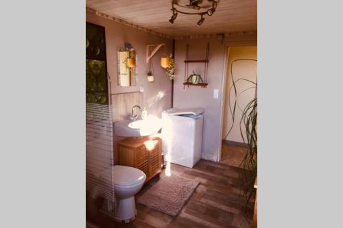 La salle de bains est pourvue de toilettes et d'un lavabo. dans l'établissement Appartement avec vue sur les vignes à Gevrey, à Gevrey-Chambertin