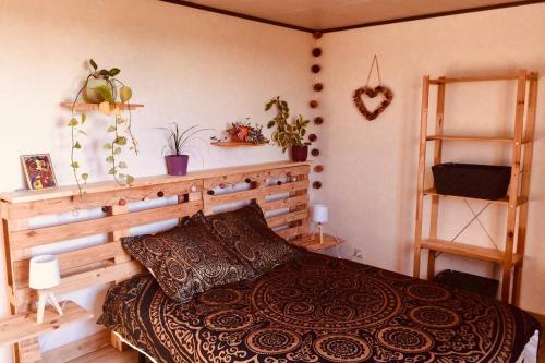 - une chambre avec un lit et une tête de lit en bois dans l'établissement Appartement avec vue sur les vignes à Gevrey, à Gevrey-Chambertin