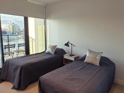 A bed or beds in a room at Orange Stay at Collins Wharf
