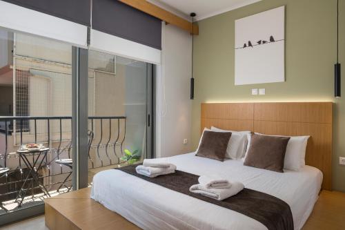 1 dormitorio con 1 cama grande y 2 toallas. en Nidus Villa, en Suda