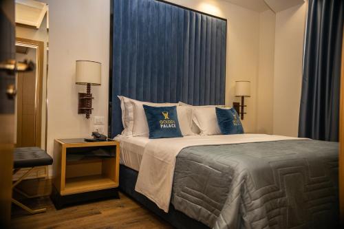 Ein Bett oder Betten in einem Zimmer der Unterkunft Hotel Golden Palace