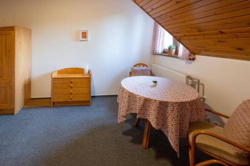 a room with a table and chairs and a dresser at Penzion Na Vyhlídce in Frýdlant nad Ostravicí