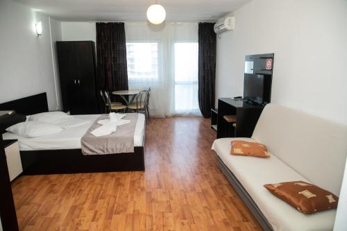 a hotel room with a bed and a couch at Vile Mamaia Nord in Mamaia Sat/Năvodari