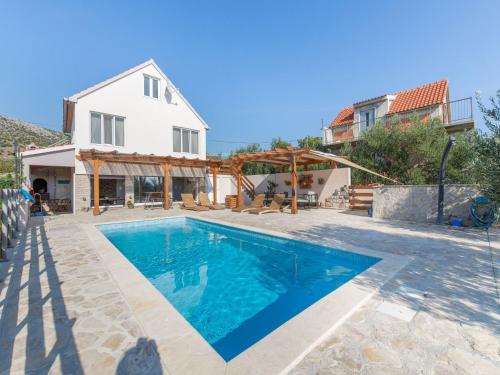 Bazén v ubytování Boutique Holiday Home in Donje Polje with Pool nebo v jeho okolí