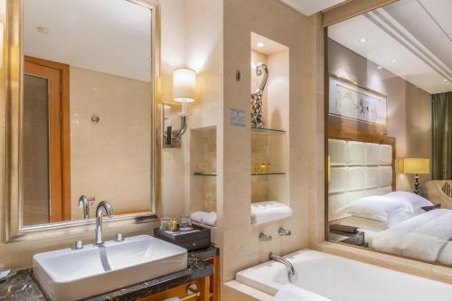 Ένα ή περισσότερα κρεβάτια σε δωμάτιο στο Wyndham Xinyang Downtown