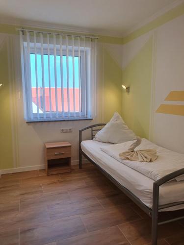 - une petite chambre avec un lit et une fenêtre dans l'établissement Lucys Haus 2 "am Peeneblick", à Peenemünde