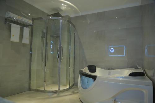 Ένα μπάνιο στο Check Inn Hotel Addis Ababa