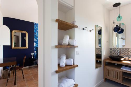 Habitación con paredes blancas y comedor. en Le Domaine des Mûriers - charme, chic, calme en Provence Côte d'Azur, en Plascassier