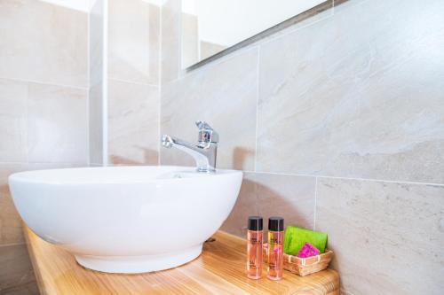 Bagno di Hotel S'Ortale Possibilità di Parcheggio interno e Ristorante all'aperto