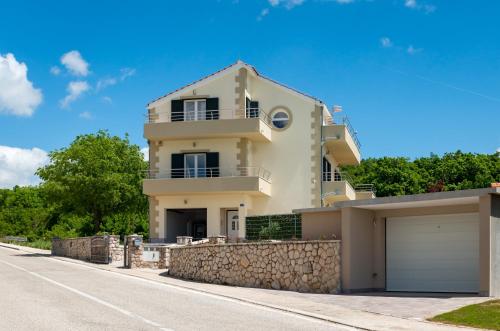 una casa sul ciglio di una strada di Villa Miam a Velika Cista