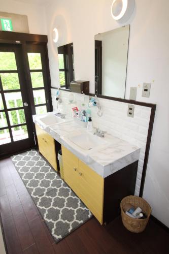 a bathroom with a sink and a mirror at Stella八ヶ岳原村-星空,サウナ,BBQ,大型スクリーンを楽しめる八ヶ岳の貸切宿 in Hara