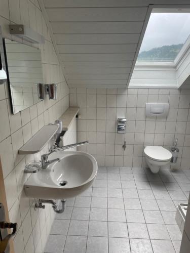 ein Badezimmer mit zwei Waschbecken und einem WC in der Unterkunft Wertacher Hof in Oy-Mittelberg