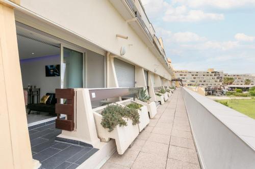 Le Wallis Studio terrasse coursive vue mer Port Nature Village Naturiste