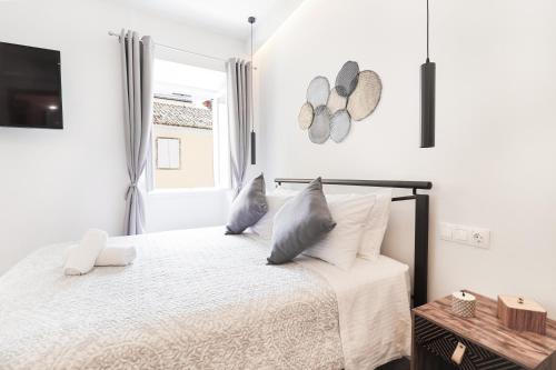 Un pat sau paturi într-o cameră la Saint's View Apartments