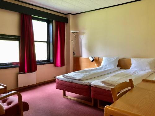 Postel nebo postele na pokoji v ubytování Ørnes Hotell