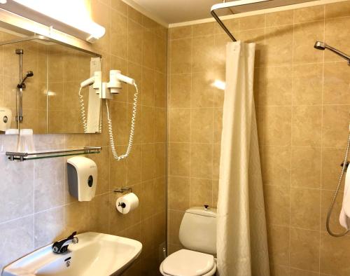 Kylpyhuone majoituspaikassa Ørnes Hotell