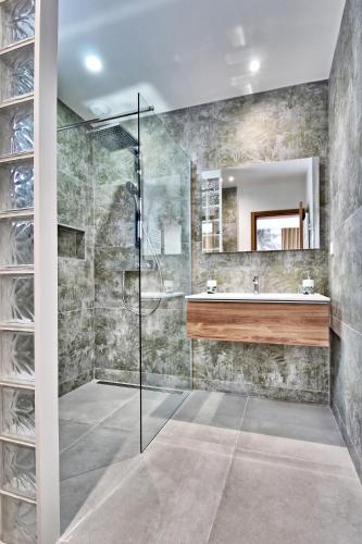 une salle de bain avec douche et lavabo dans l'établissement L'Alivetu Villa #INDENO, à Porto-Vecchio