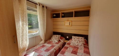 - 2 lits dans une petite chambre avec fenêtre dans l'établissement Cabañas las Rosas, à Pollos