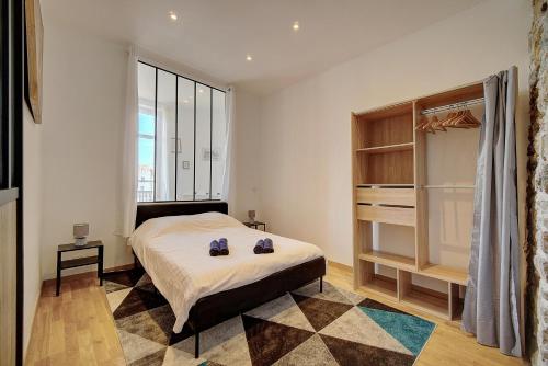 une chambre avec un lit et une grande fenêtre dans l'établissement Le ART - 500m des plages - Clim - Verrière Côte d'Azur, à Cannes